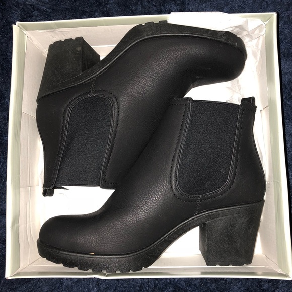 Boohoo Shoes - NEW W/ BOX Matilda Block Heel Chelsea Boot size 9